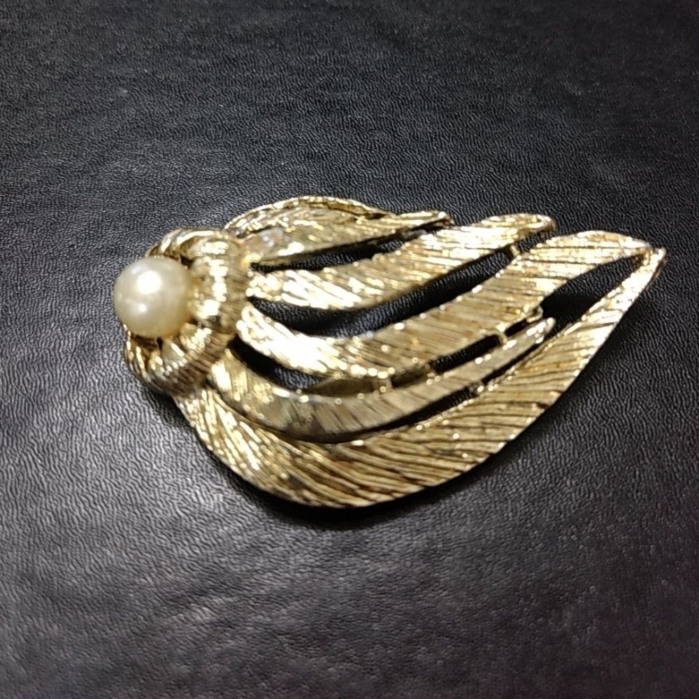 Gold tone brooch with faux pearl